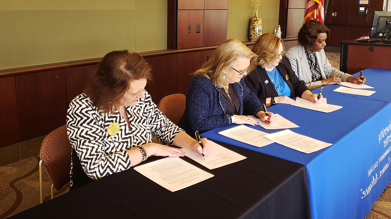 开放大学与马科姆社区学院签署新的衔接协议
